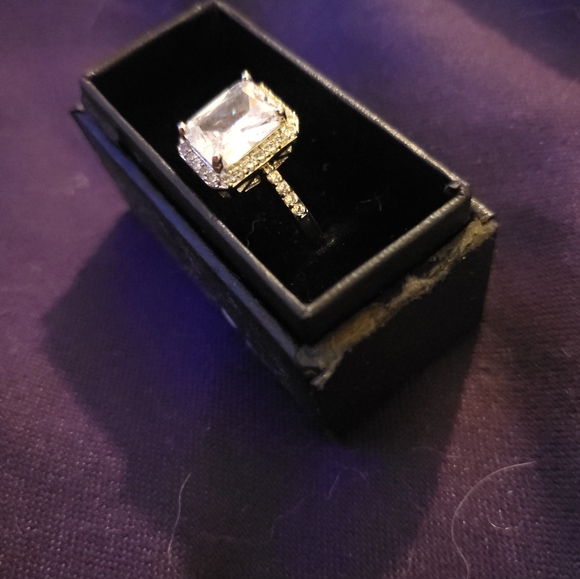 White sapphire and white gold ring size 7 - Picture 2 of 2